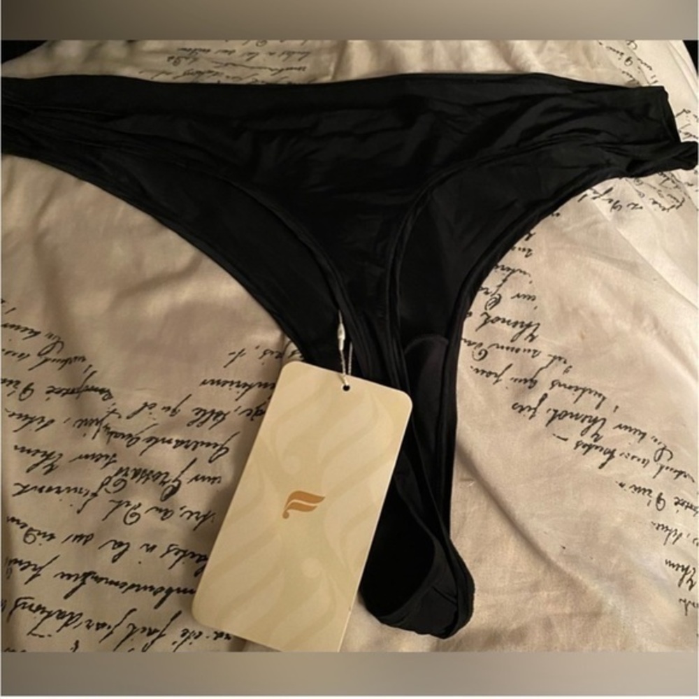 NWT - Fabletic’s Women’s Plus Size Naked Feel Thong (Black / 3X)